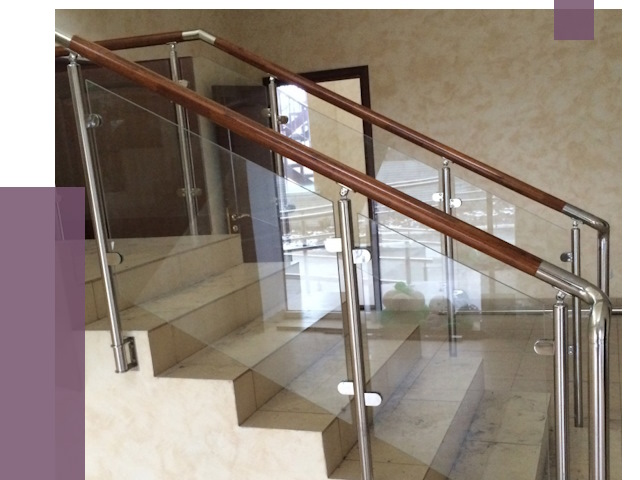 Комбинированные перила из металла и дерева в Лангепасе